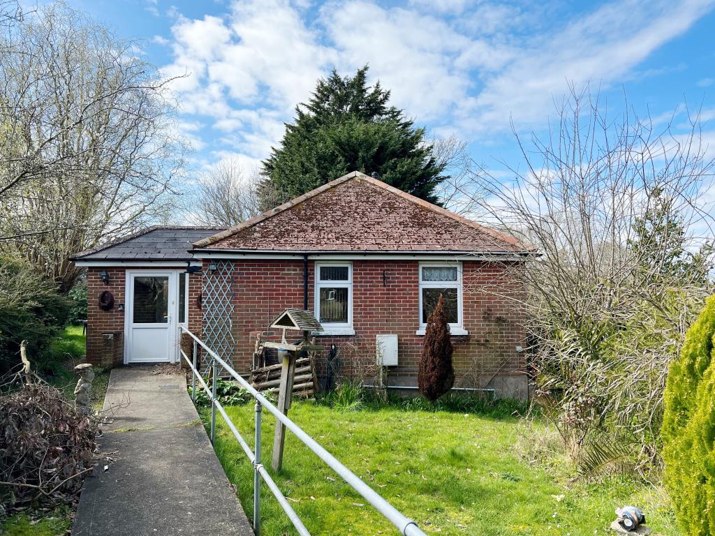 Lot: 110 - FREEHOLD BUNGALOW FOR IMPROVEMENT ON A LARGE PLOT - Two bedroom bungalow Ryde Isle of Wight